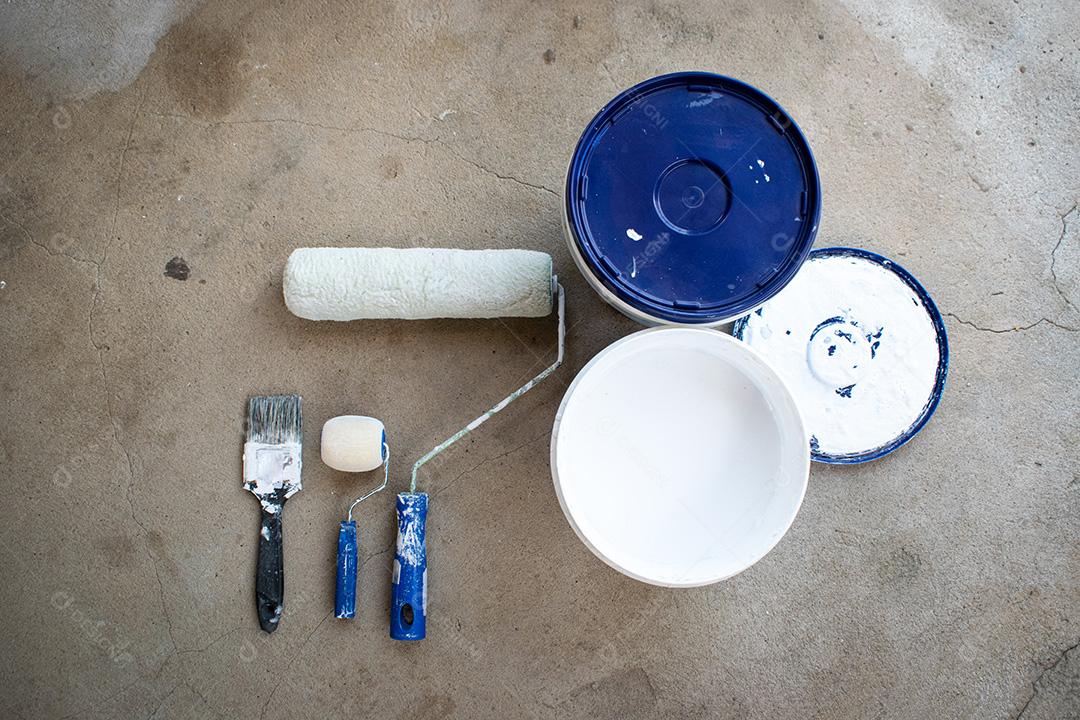 Pinceis E Tinta Branca No Chão Imagem JPG