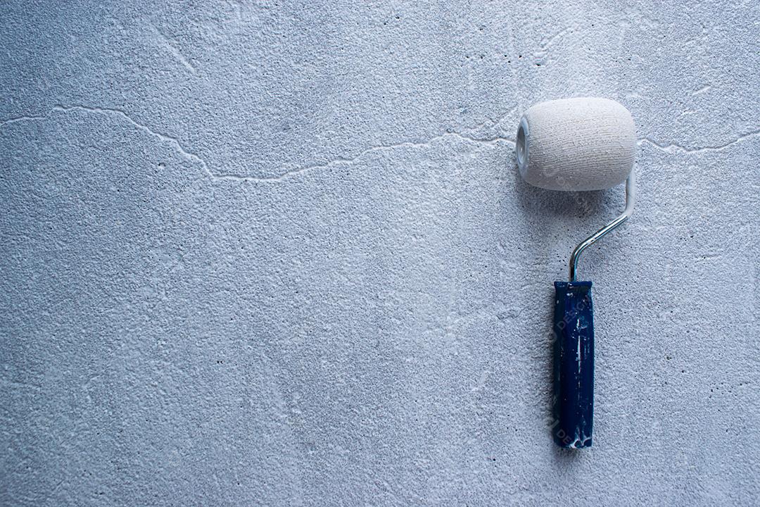 Pinceis Com Tinta Branca Na Parede Imagem JPG