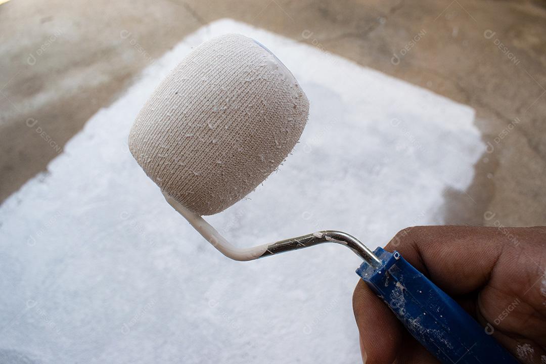 Mão Segurando Rolo De Pintura Branco Imagem JPG