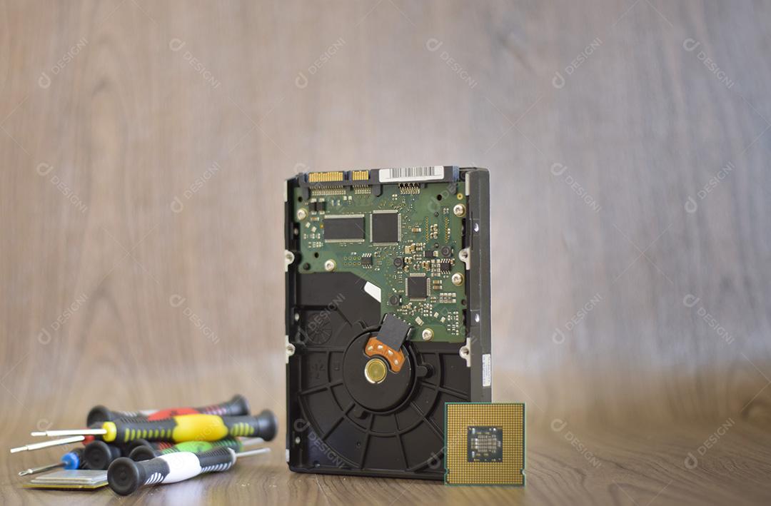 Chaves , Processador E HD E Cima Da Mesa Imagem JPG