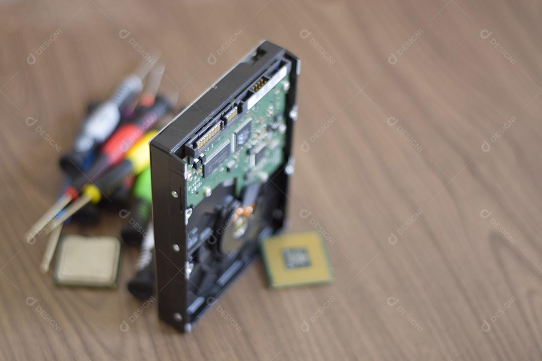 Chaves , Processador E HD E Cima Da Mesa Imagem JPG