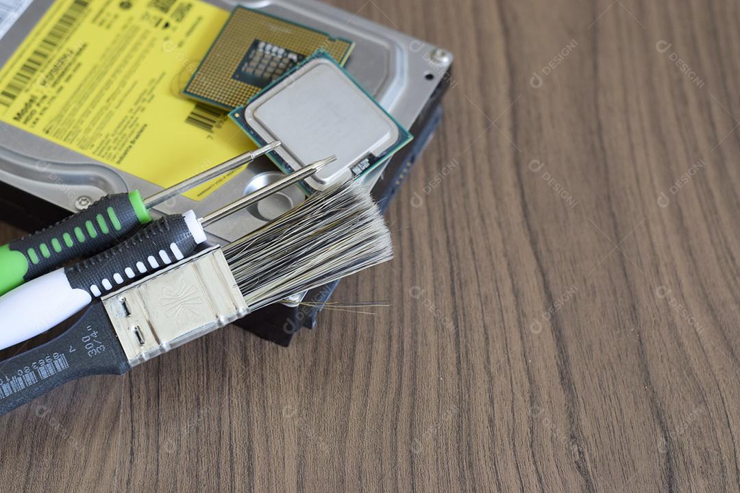 Chaves , Processador E HD E Cima Da Mesa Imagem JPG