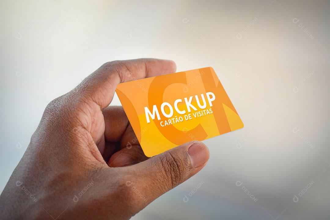 Mockup Mão Segurando Cartão de Visita PSD Editável