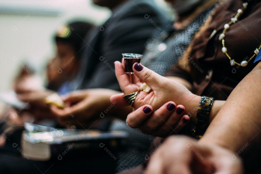 Pessoa Segurando Copo Com Vinho Na Igreja Culto Missa Imagem JPG