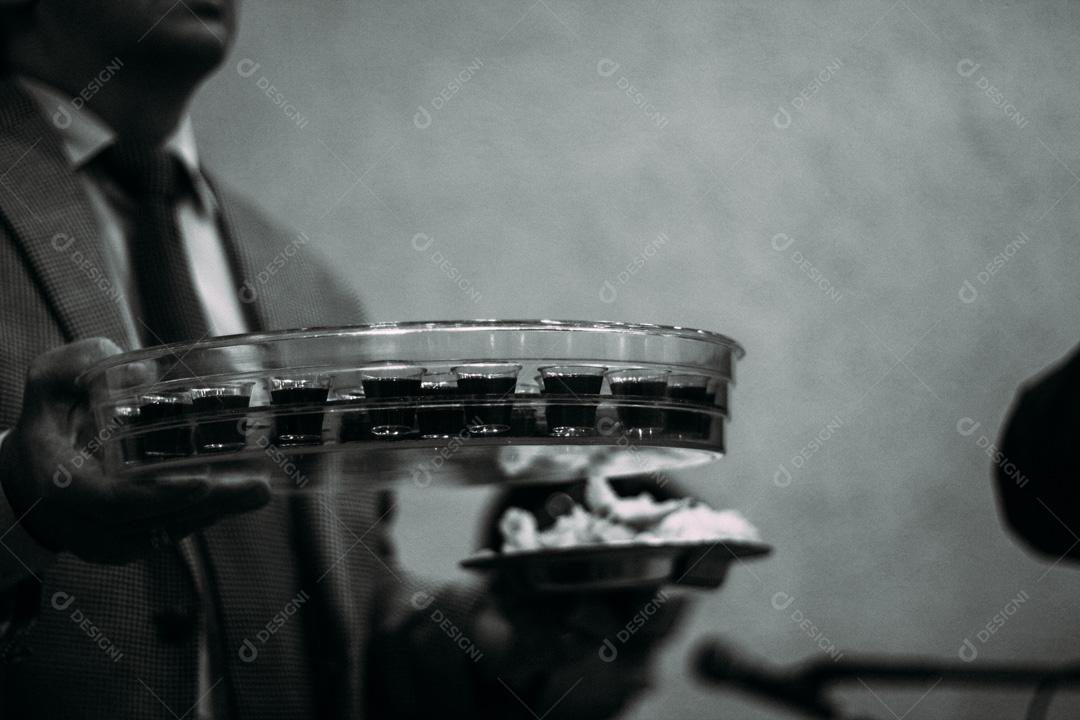 Homem Com Bandeja De Cálice Copo Com Vinho Imagem JPG