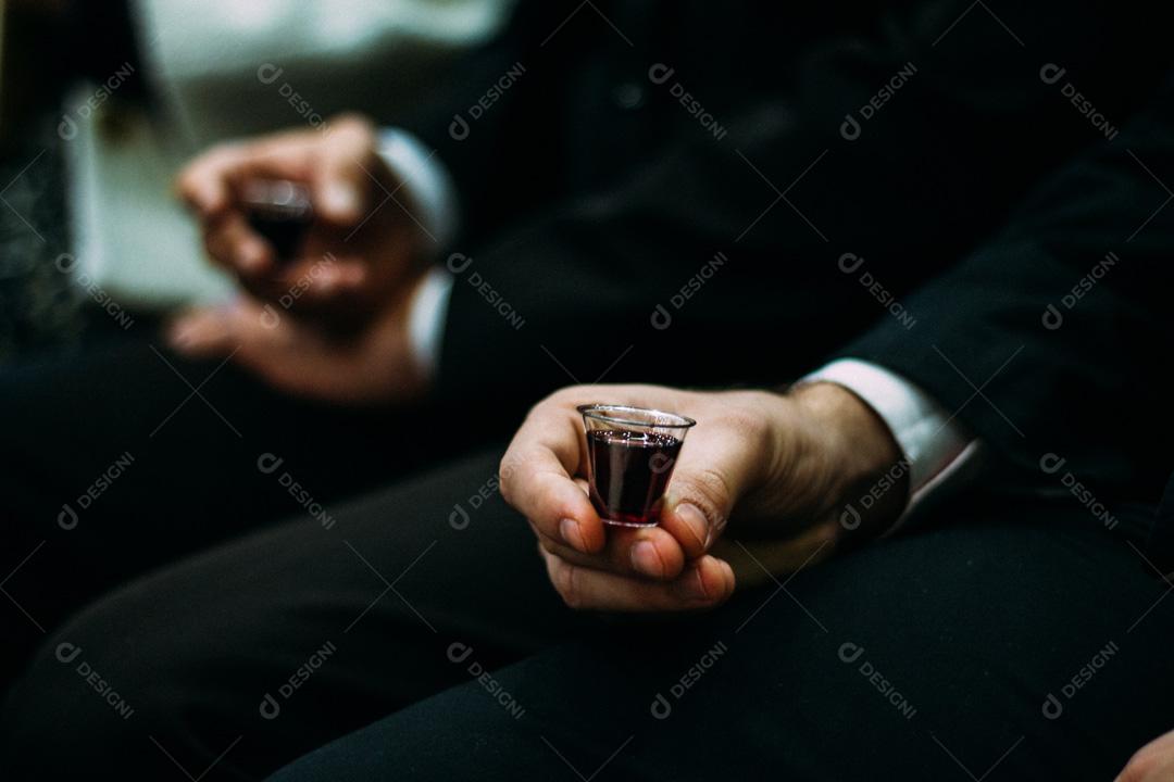 Pessoa Com Cálice Copo Com Vinho Na Mão Imagem JPG