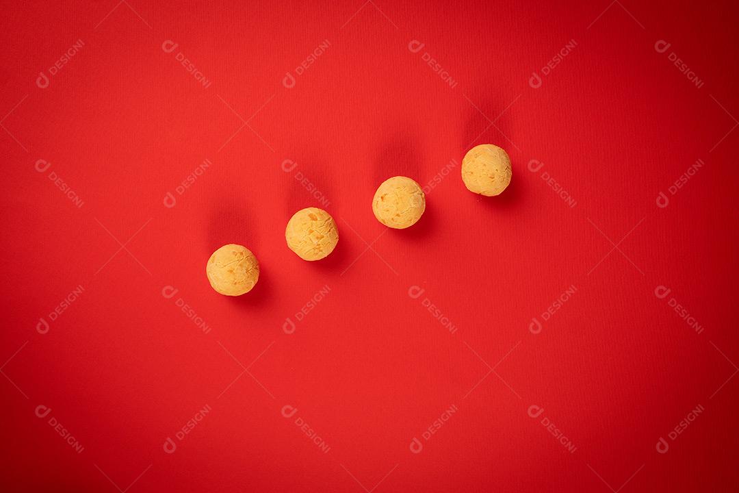 Pão de Queijo em Fundo Vermelho Imagem JPG