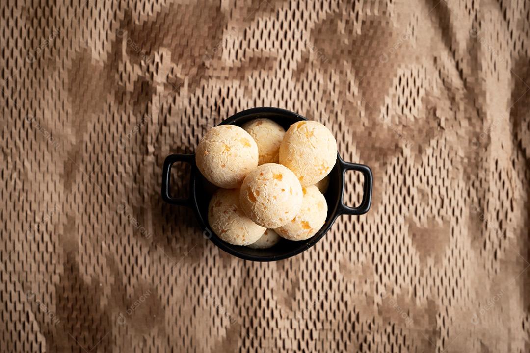 Varios Pão de Queijo em Tijela Preta Imagem JPG