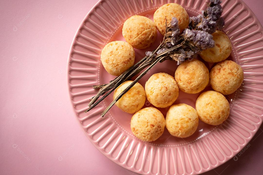 Varios Pão de Queijo em Vasilha Rosa Imagem JPG