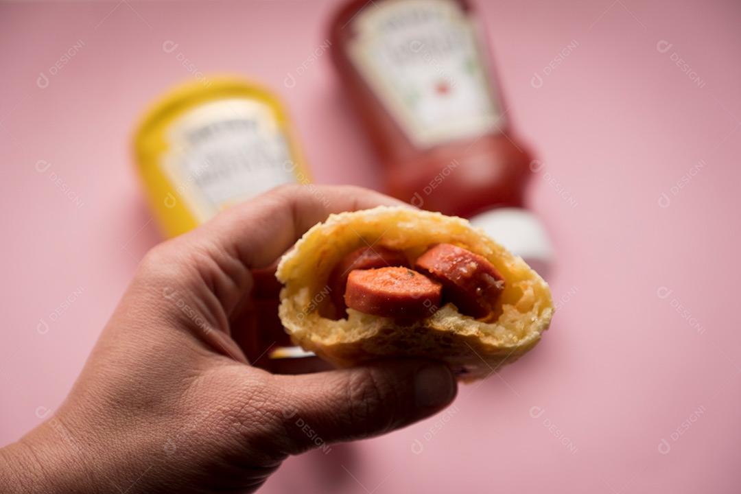 Mão Segurando Pão de Queijo Recheado Imagem JPG