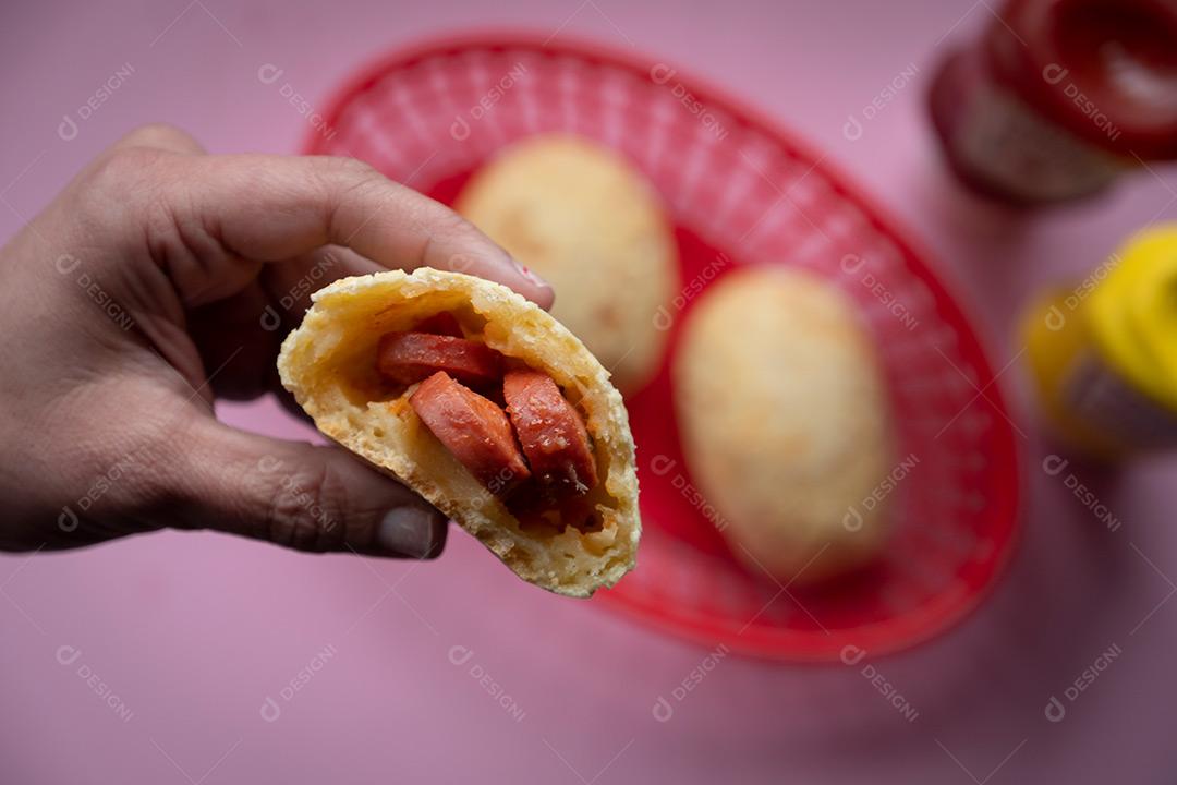 Mão Segurando Pão de Queijo Recheado Imagem JPG