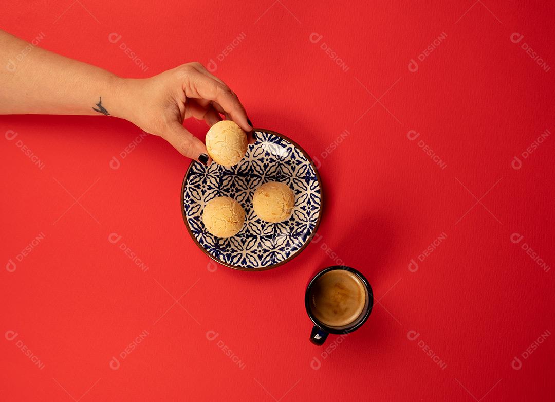 Mão Segurando Pão de Queijo Imagem JPG