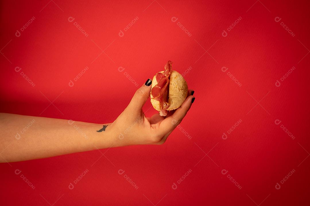 Mão Segurando Pão de Queijo Imagem JPG