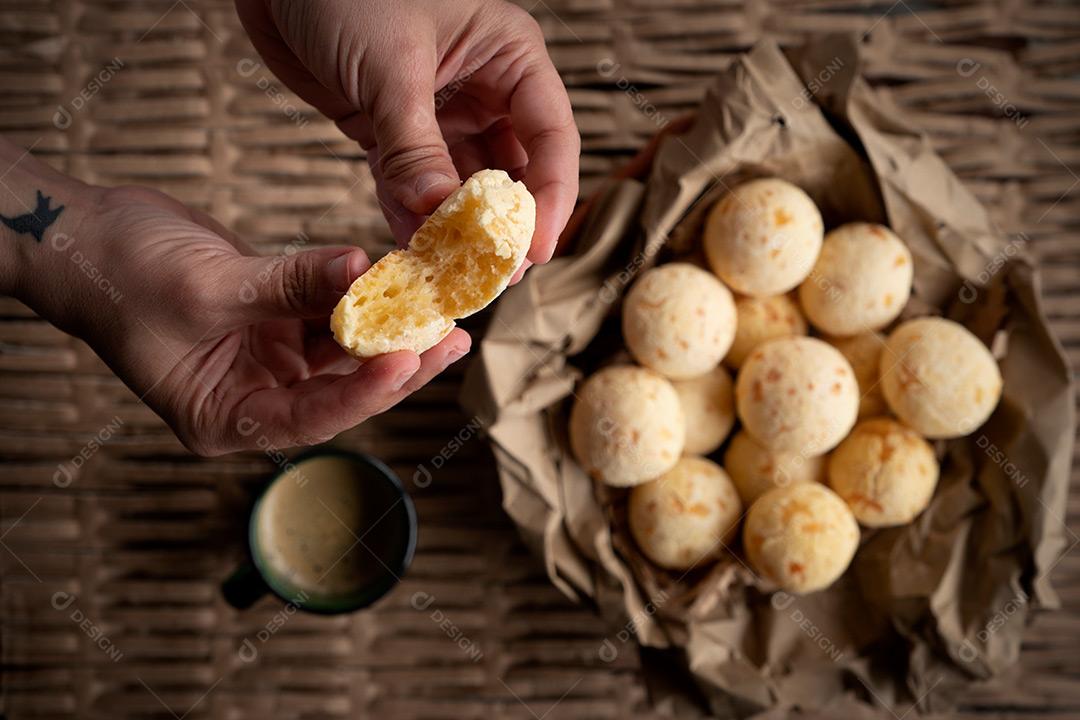 Mão Segurando e Abrindo Pão de Queijo Imagem JPG