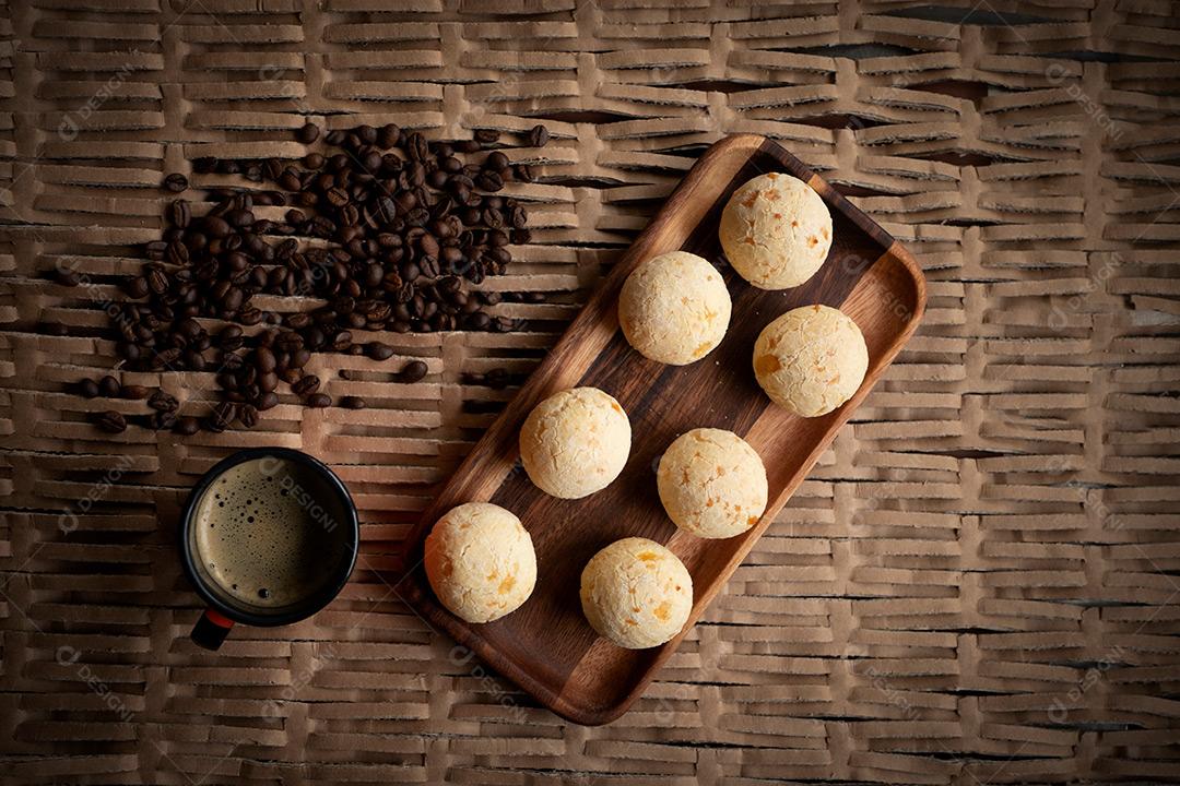Varios Pão de Queijo Em Vasilha de Madeira Imagem JPG