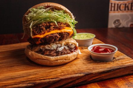 Tábua De Cortar De Madeira Com Burguer Imagem JPG