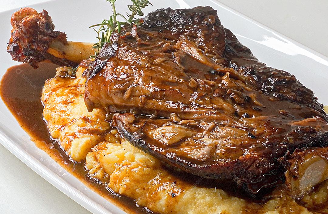 Cordeiro Com Polenta, Prato Típico do Centro-oeste Imagem JPG