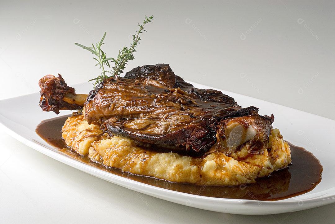 Cordeiro Com Polenta, Prato Típico do Centro-oeste Imagem JPG