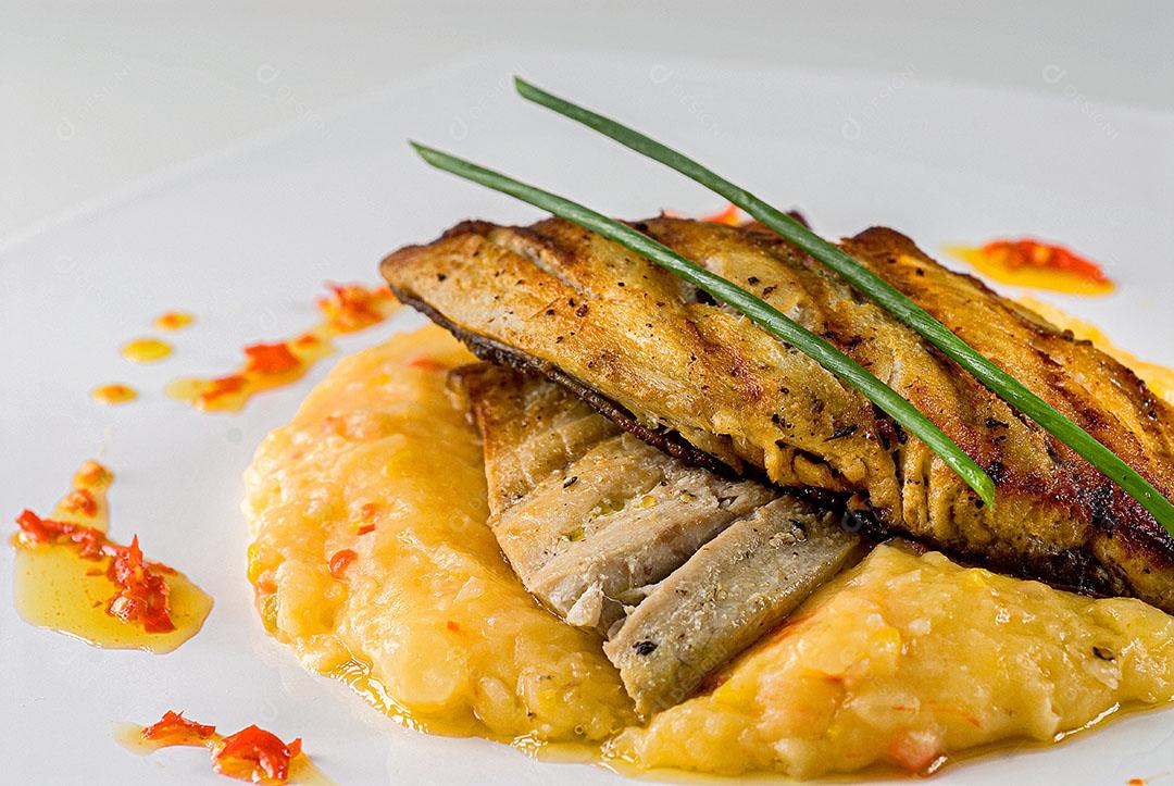 Anchova Grelhada Com Purê de Mandioca Imagem JPG