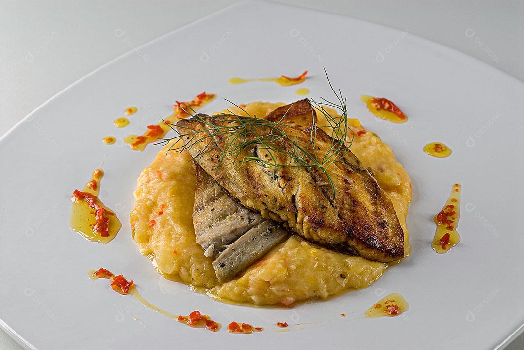Anchova Grelhada Com Purê de Mandioca Imagem JPG
