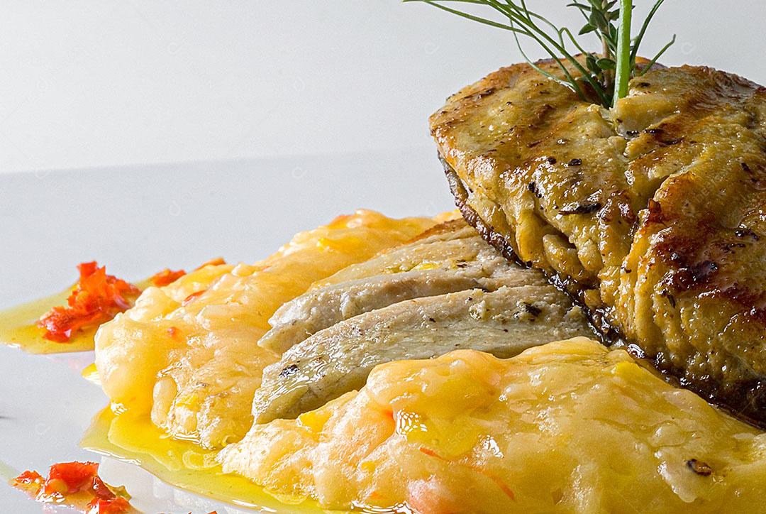 Anchova Grelhada Com Purê de Mandioca Imagem JPG