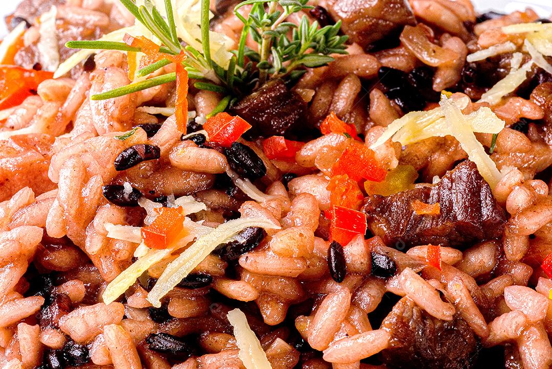 Comidas Típicas Brasileiras: Arroz, Feijão Preto, Carne Picada e Temperos.