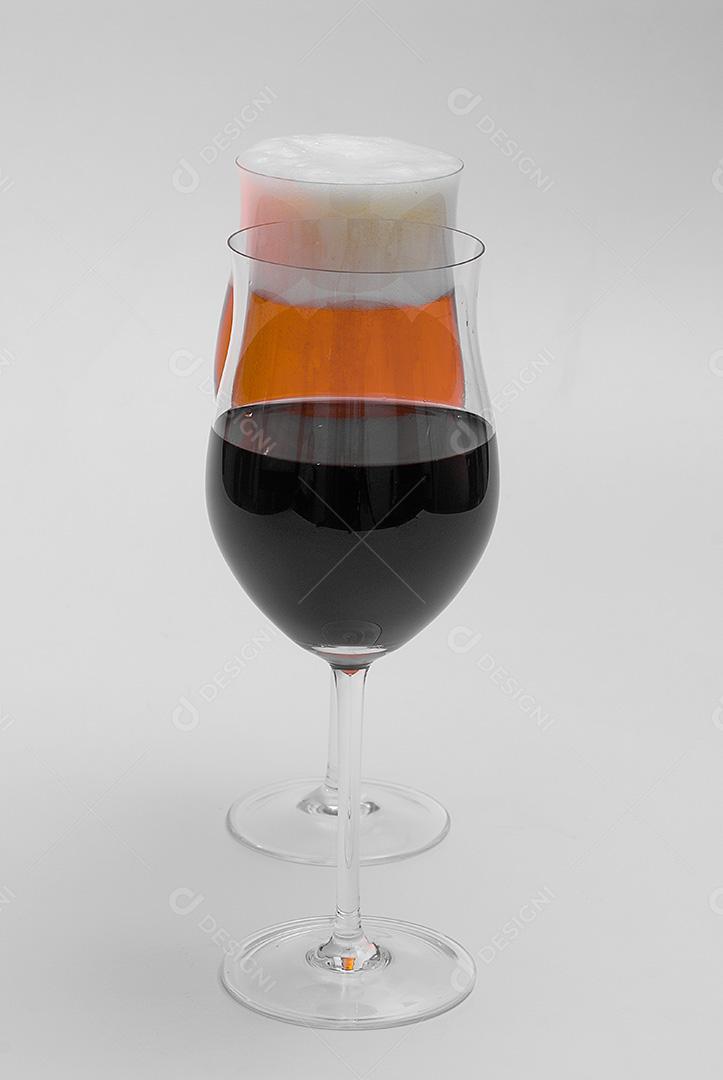 Copo de Vinho Tinto e Um Copo de Cerveja no Fundo Branco.