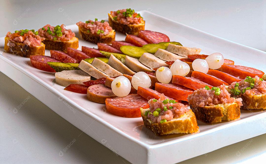 Petisco Alemão: Linguiça, Linguiça Defumada, Cebolinha, Linguiça Blumenau, Pepino em Conserva, Mostarda, Raiz-Forte, Salame e Baguete Fatiada