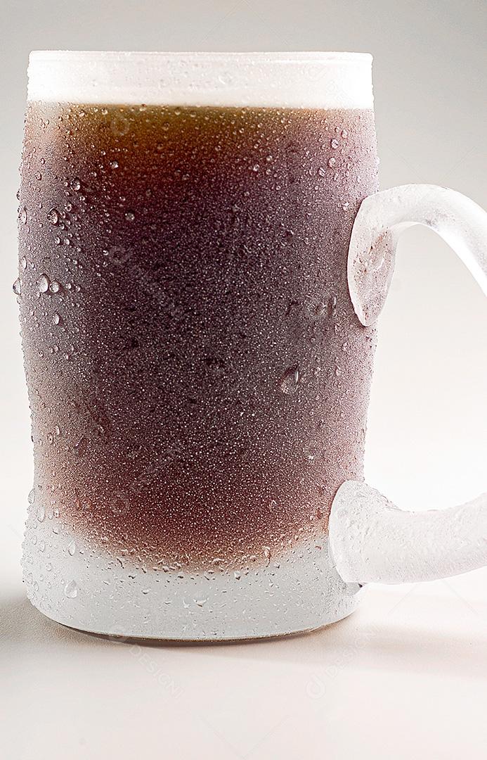 Tulipa Gelada com Cerveja Escura em Fundo Branco