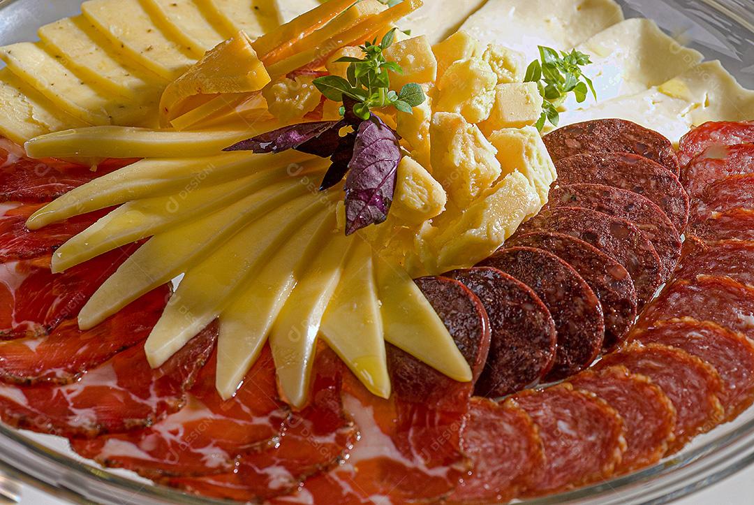 Aperitivos Italianos: Salame, Despensa, Cobertura Morta, Queijo Colonial, Chips de Parmesão e Salsichas