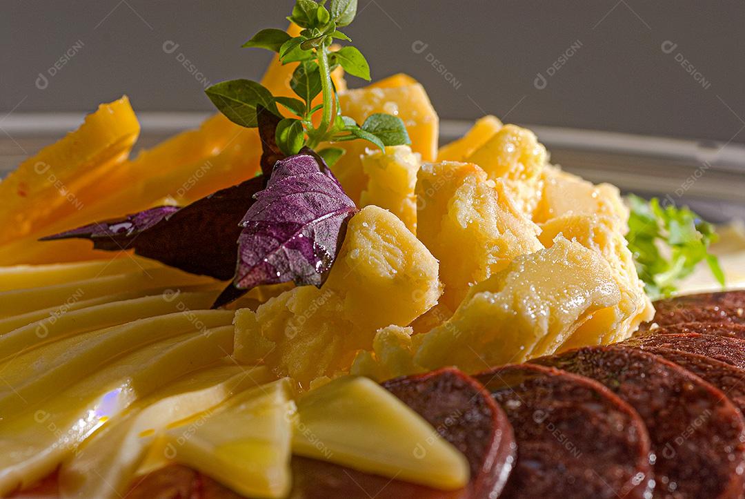 Aperitivos Italianos: Salame, Despensa, Cobertura Morta, Queijo Colonial, Chips de Parmesão e Salsichas