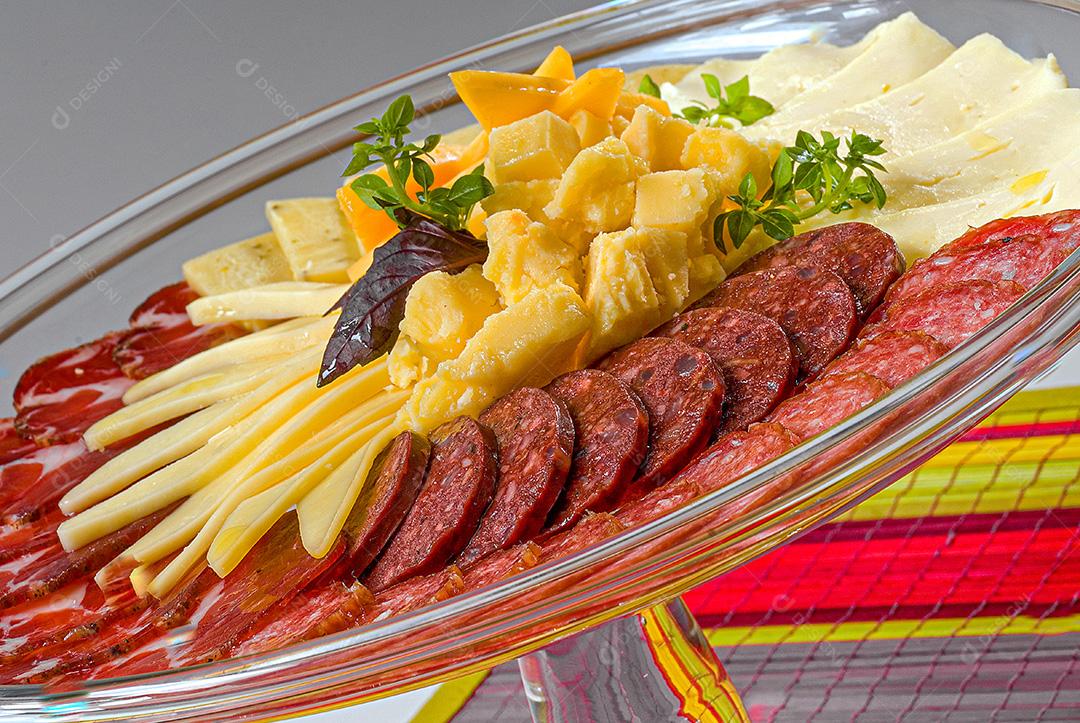 Aperitivos Italianos: Salame, Despensa, Cobertura Morta, Queijo Colonial, Chips de Parmesão e Salsichas