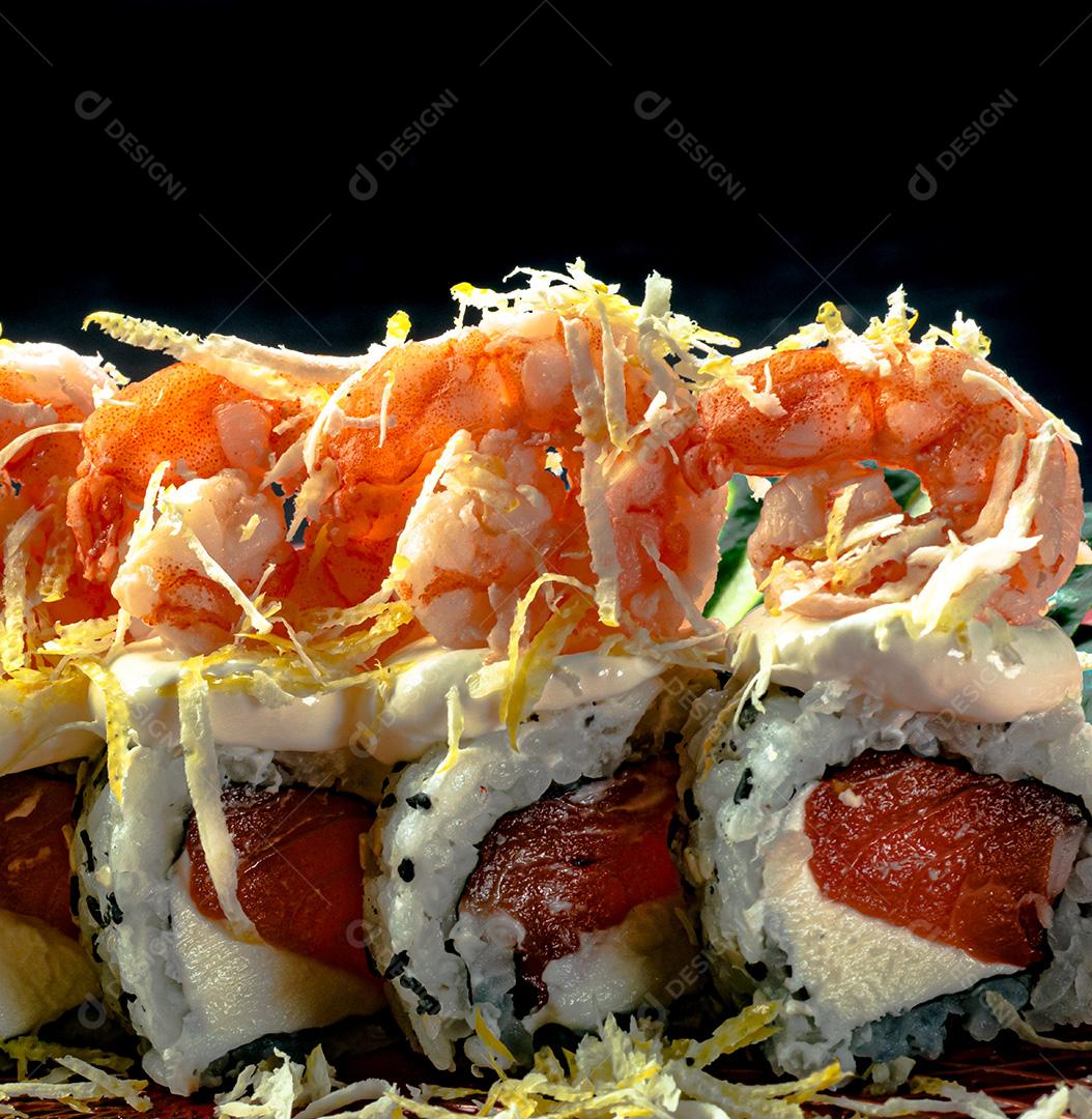Salmão Uramaki Filadélfia com Camarão e Raspas de Limão Siciliano em Um Prato com Textura Oriental.