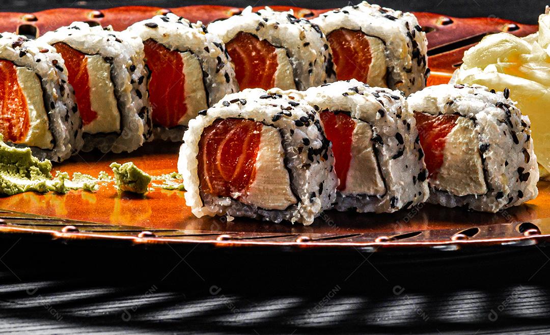 Comida Japonesa, Salmão Uramaki Filadélfia em Um Prato com Textura Oriental