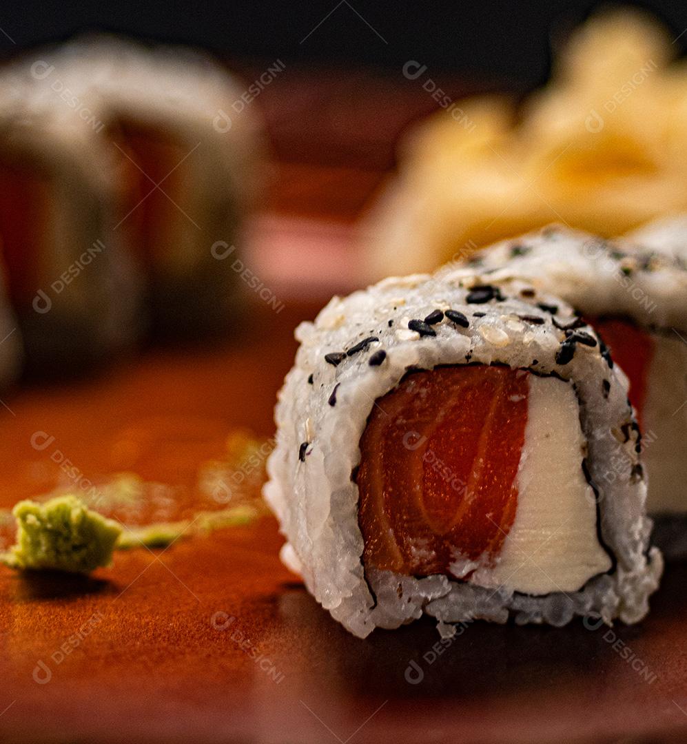 Comida Japonesa, Salmão Uramaki Filadélfia em Um Prato com Textura Oriental