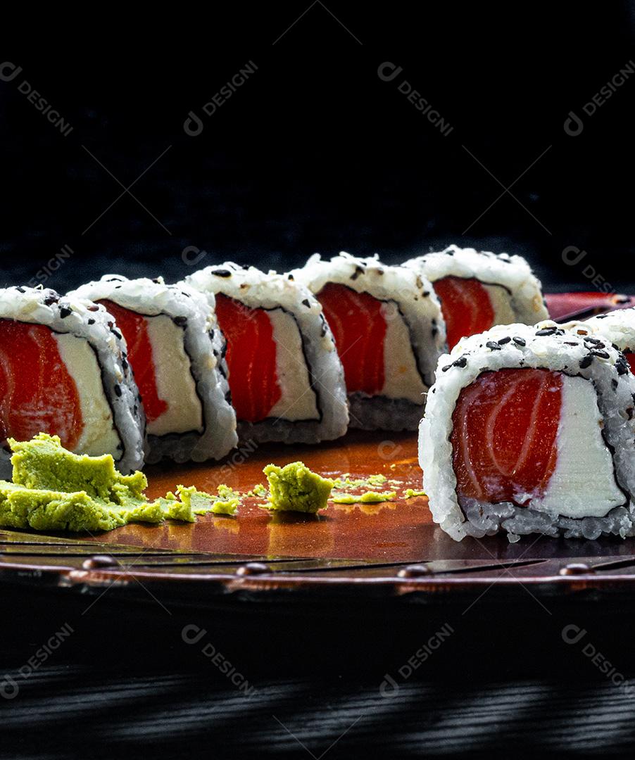 Comida Japonesa, Salmão Uramaki Filadélfia em Um Prato com Textura Oriental