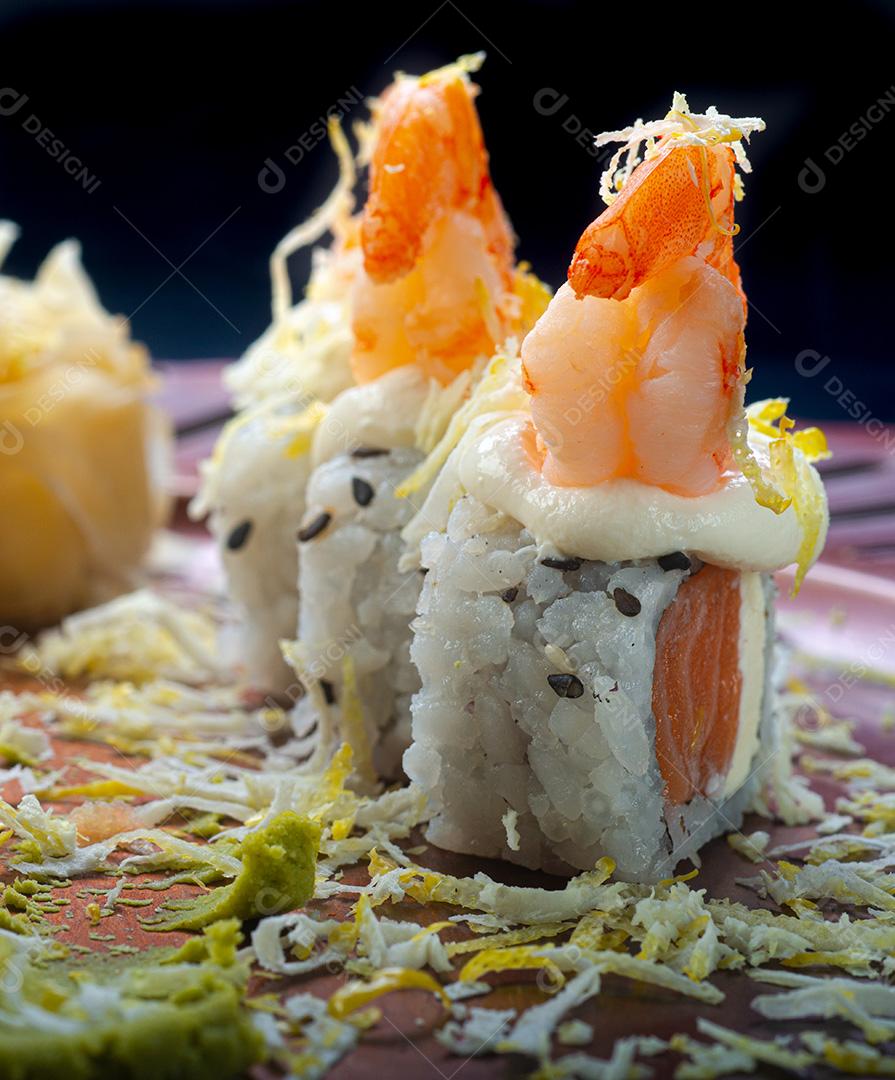 Salmão Uramaki Filadélfia com Camarão e Raspas de Limão Siciliano em Um Prato com Textura Oriental.