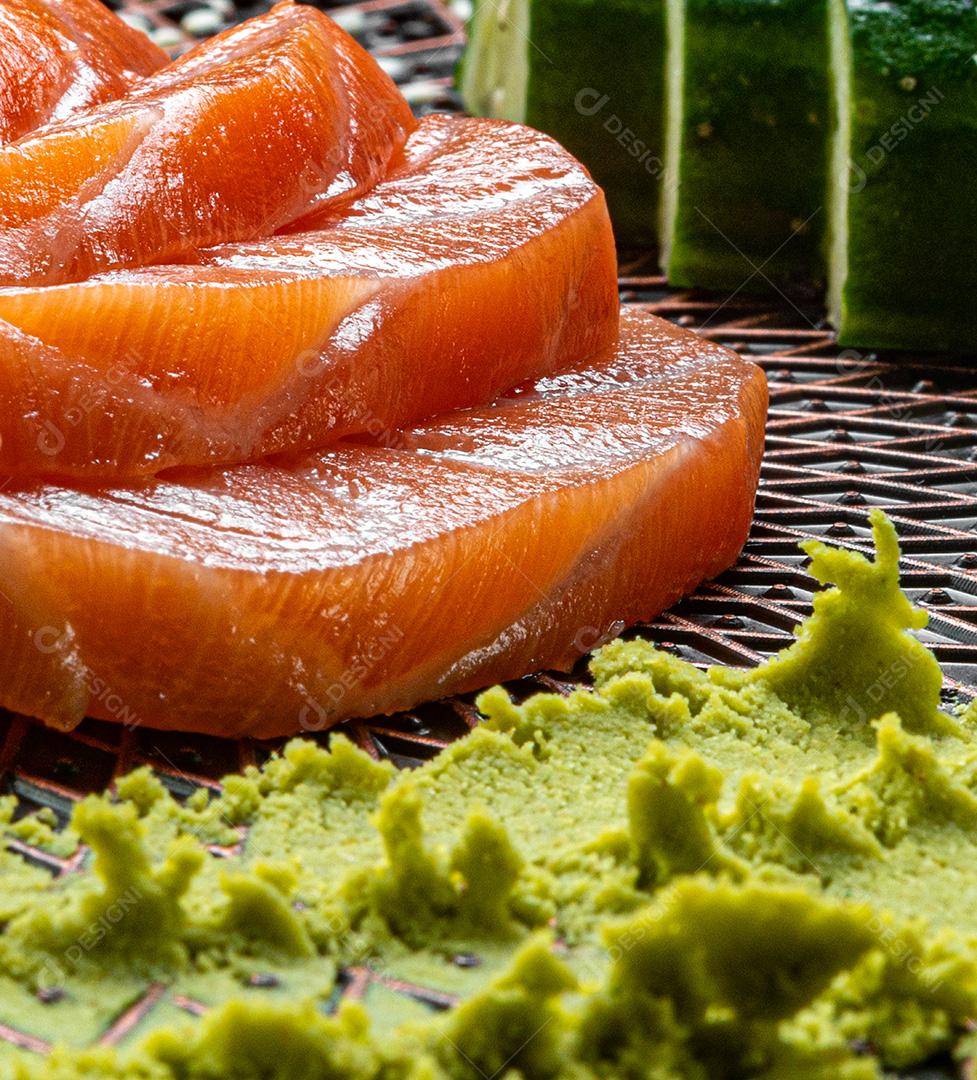 Sashimi de Salmão Servido com Wasabi e Raiz-Forte em Prato de Textura Oriental Comida japonesa.