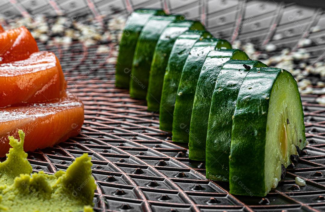 Comida Japonesa Salada de Pepino com Salmão e Wasabi