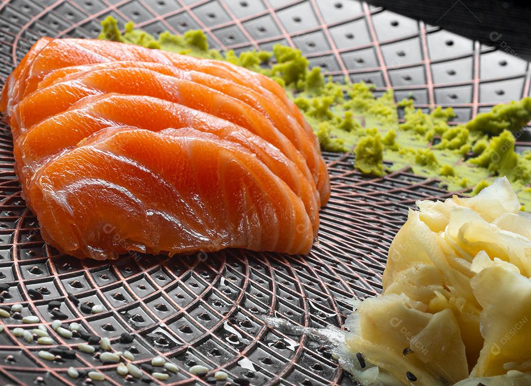Sashimi de Salmão Servido com Wasabi e Raiz-Forte em Prato de Textura Oriental Comida japonesa.
