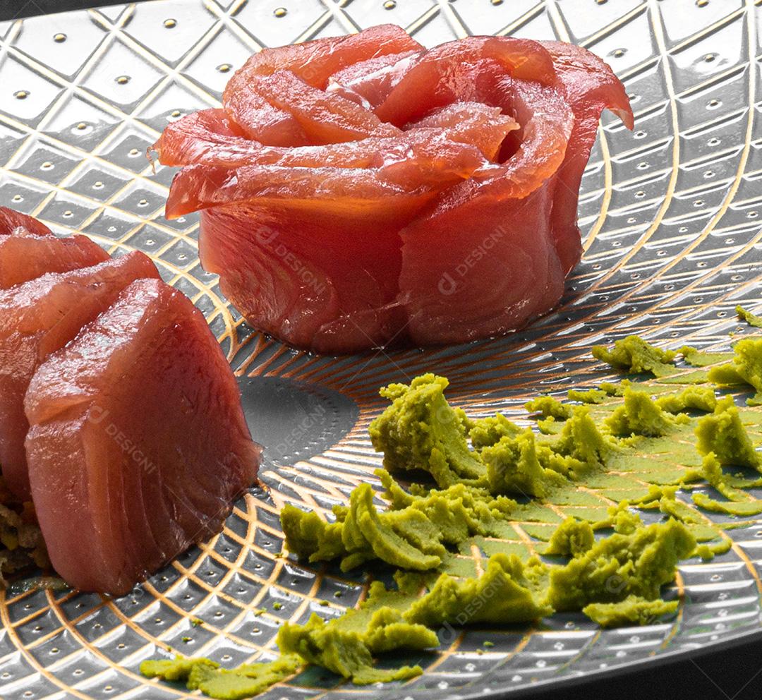 Comida Japonesa Sashimi de Atum com Wasabi Servido em Prato Oriental