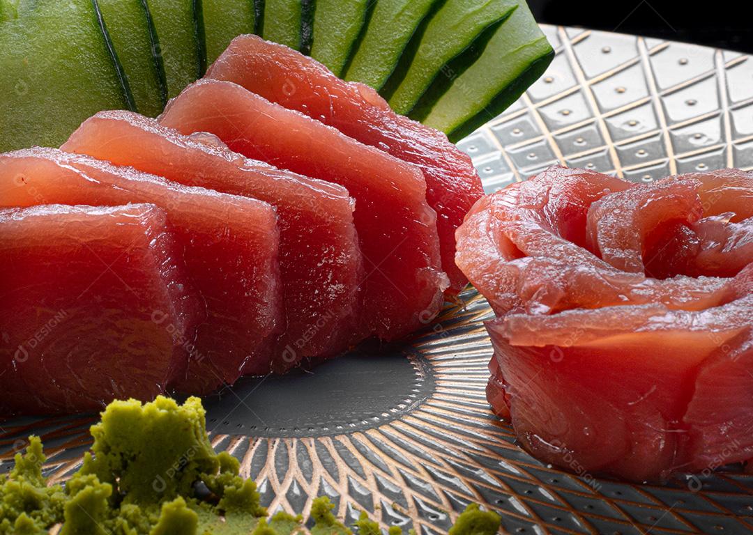 Comida Japonesa Sashimi de Atum com Wasabi Servido em Prato Oriental