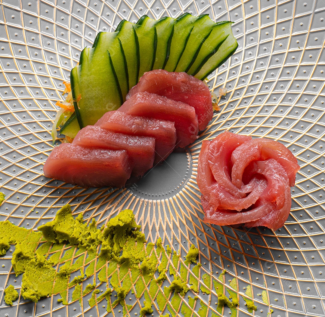 Comida Japonesa Sashimi de Atum com Wasabi Servido em Prato Oriental