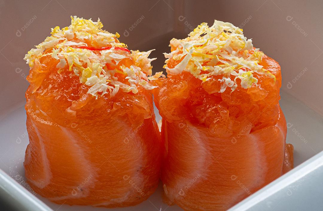 Comida Japonesa, Salmão Dyo Servido Com Raspas de Limão Siciliano.