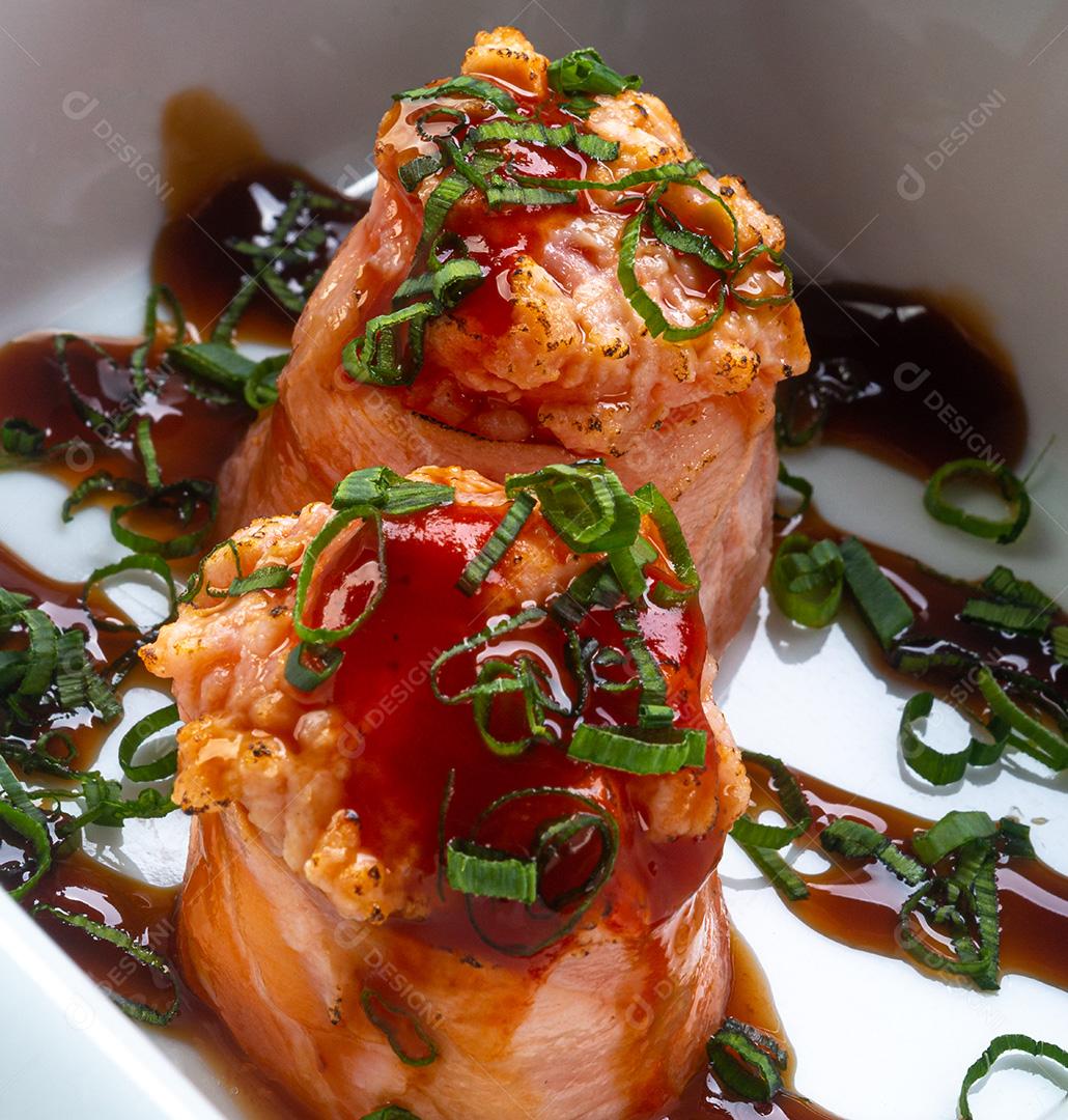 Dyo de Salmão Servido com Molho Tara Comida Japonesa
