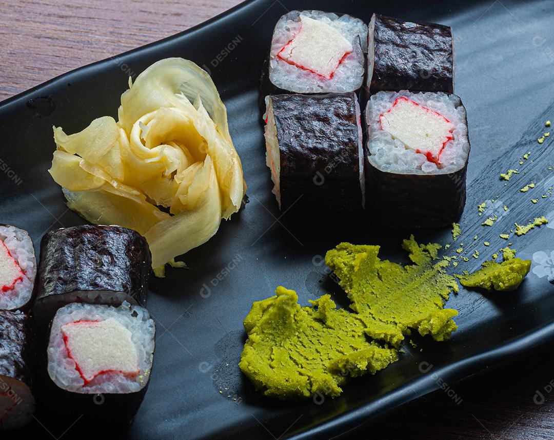 Hosomaki com Wasabi e Raiz-Forte Servido em Prato Oriental