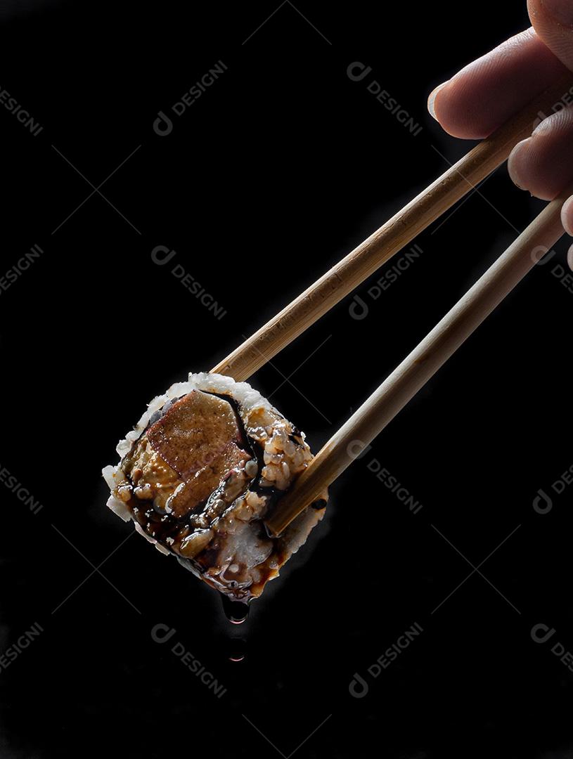 Hashi Com Uramaki Kani Filadelfia Embebido em Molho de Soja.