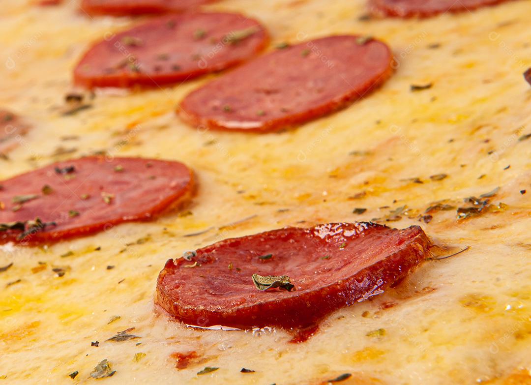 Pizza de Calabresa em Fundo Branco