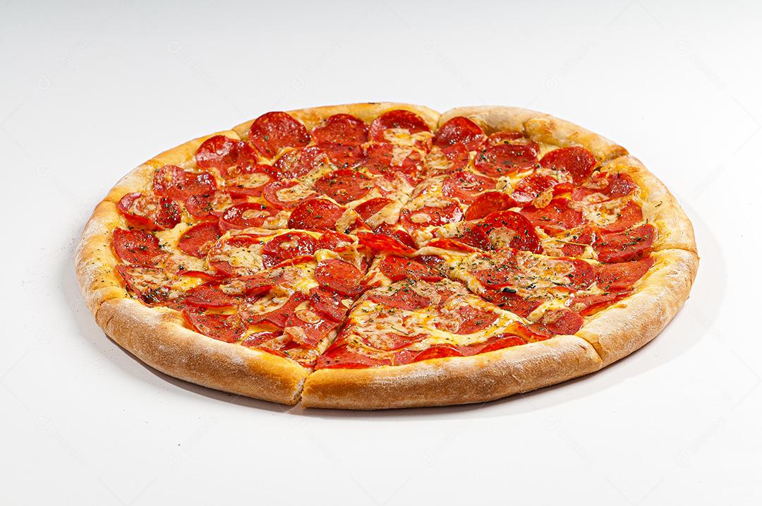 Pizza de Calabresa Com Cebola em Fundo Branco