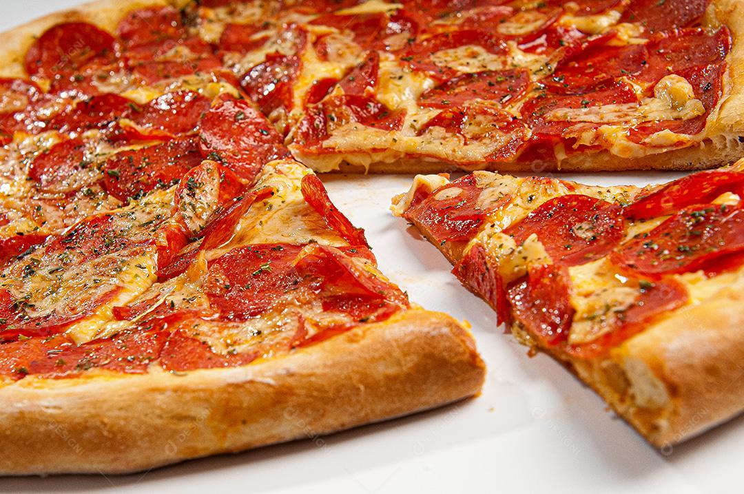 Pizza de Calabresa Com Cebola em Fundo Branco